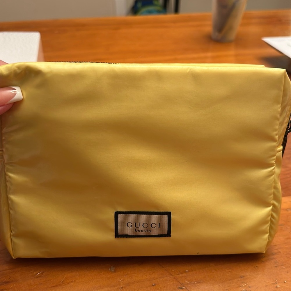 GUCCI BEAUTY MAKEUP BAG/COSMETICS BAG (GUCCI FLORA) Holographic Yellow